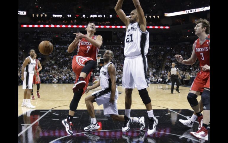 El veterano Tim Duncan volvió a brillar al conseguir cifras dobles de 12 puntos. AP  /