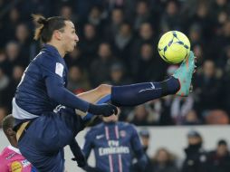 Zlatan Ibrahimovic patea la pelota durante el juego del París Saint-Germain y el Evian. AP  /