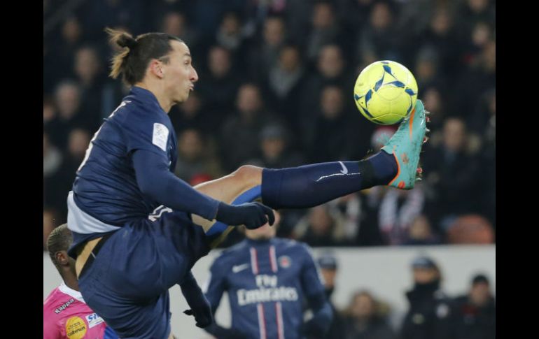 Zlatan Ibrahimovic patea la pelota durante el juego del París Saint-Germain y el Evian. AP  /