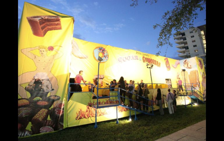 La obra Suggar & Gomorrah del artista Peter Anton, luce en el Biscayne Boulevard de Miami. EFE  /