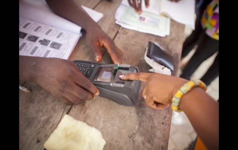 Los habitantes de Ghana terminaron de votar este sábado en una elección presidencial prolongada. EFE  /