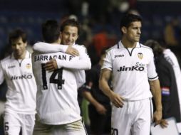 Guardado, quien es abrazado por Barragán, evitó el gol del empate del Osasuna. EFE  /