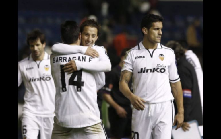 Guardado, quien es abrazado por Barragán, evitó el gol del empate del Osasuna. EFE  /