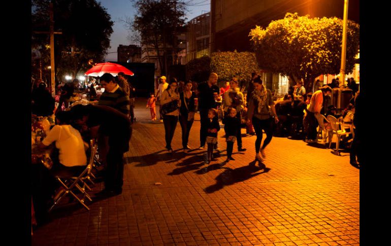 Es un paseo dedicado a la cultura: a la venta de libros, pinturas, artesanías... y a combatir al hambre.  /