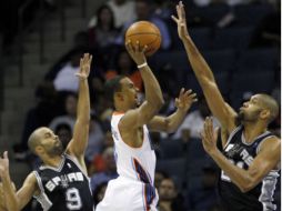 Los Spurs tambien generanon 19 canastas desde fuera del perímetro, la mejor marca en la historia del equipo. AP  /