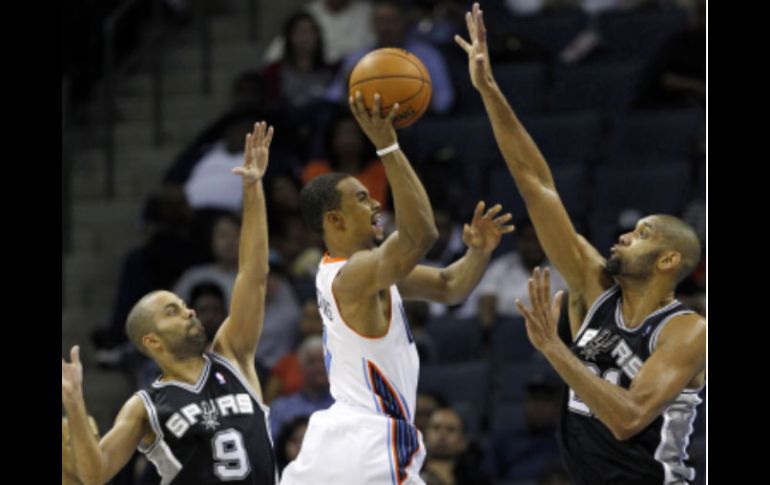 Los Spurs tambien generanon 19 canastas desde fuera del perímetro, la mejor marca en la historia del equipo. AP  /