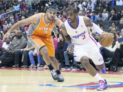 Notable. Chris Paul sumó un doble-doble más en su carrera, al encestar 16 puntos y repartir 11 asistencias ante los Suns. EFE  /