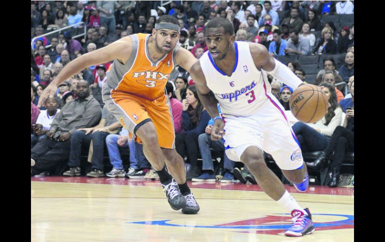 Notable. Chris Paul sumó un doble-doble más en su carrera, al encestar 16 puntos y repartir 11 asistencias ante los Suns. EFE  /