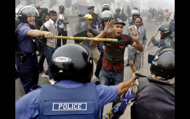 Las autoridades de Bangladesh desplegaron al menos 12 mil efectivos para controlar la situación en las calles. AP  /