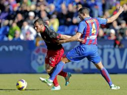 El jugador israelí del RCD Mallorca, Tomer Hened (i), trata de escaparse del defensa del Levante UD, David Navarro. EFE  /