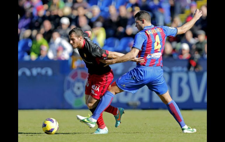 El jugador israelí del RCD Mallorca, Tomer Hened (i), trata de escaparse del defensa del Levante UD, David Navarro. EFE  /