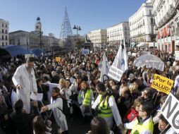 Los organizadores calcularon que asistieron unas 25 mil personas, muchas de ellas con batas blancas y uniformes azules. EFE  /