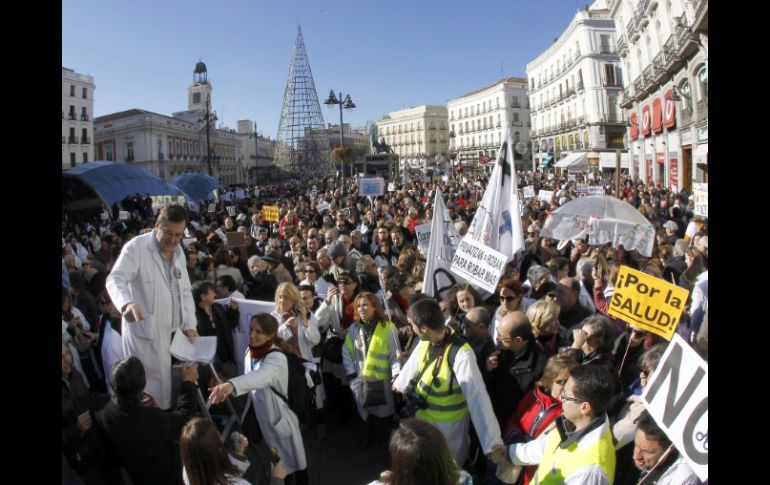 Los organizadores calcularon que asistieron unas 25 mil personas, muchas de ellas con batas blancas y uniformes azules. EFE  /