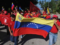 En La Habana, partidarios de Hugo Chávez marchan hacia la embajada de Venezuela para expresarle su apoyo. REUTERS  /