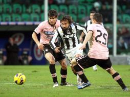 Andrea Pirlo se quita la marca de dos jugadores del Palermo en el partido. EFE  /