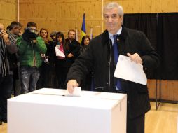 El ex primer ministro rumano Calin Popescu-Tariceanu emite su voto. XINHUA  /