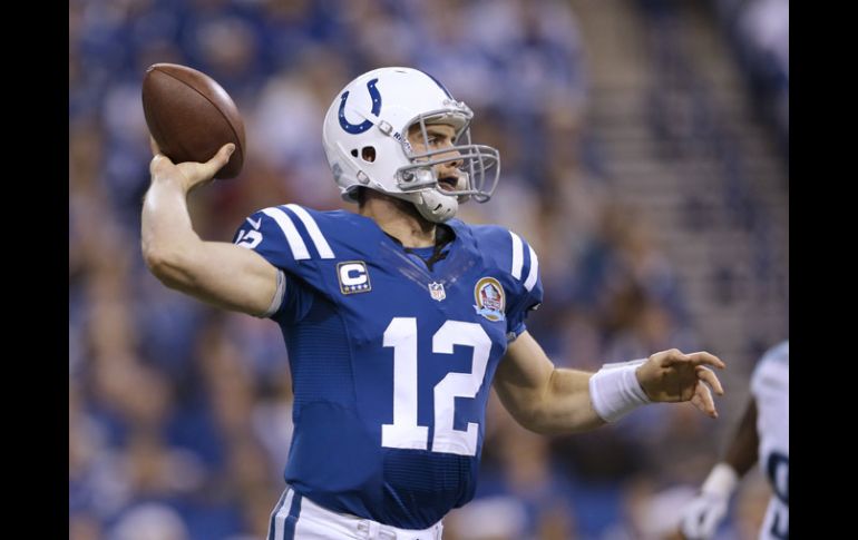 Andrew Luck está logrando calificar a los playoffs a los Potros en su primera temporada. AP  /