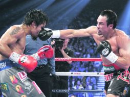 Márquez conecta un golpe con la mano derecha justo al rostro de Pacquiao. El mexicano noqueó al filipino en el sexto episodio. AP  /