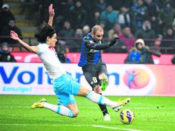 . El uruguayo del Nápoles, Edinson Cavani, pelea un balón con el argentino del Inter, Rodrigo Palacio. AFP  /