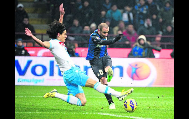 . El uruguayo del Nápoles, Edinson Cavani, pelea un balón con el argentino del Inter, Rodrigo Palacio. AFP  /