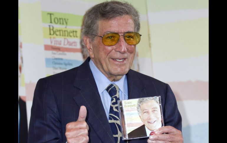 El cantante estadounidense Tony Bennett posa para los fotógrafos durante una ruedad de prensa en Cd. de México. EFE  /