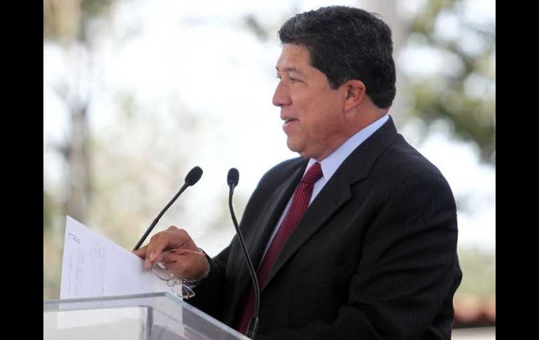 El secretario durante la ceremonia de entrega de anteojos del programa Yo veo por Jalisco en Tonalá.  /