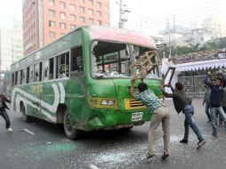 Destruyeron y prendieron al menos una decena de vehículos. ZUMAPRESS  /