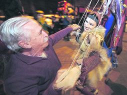 En la imagen, un personaje de Zaikocirco baila con un transeúnte el sábado pasado durante el primer Corredor Cultural Lafayette.  /