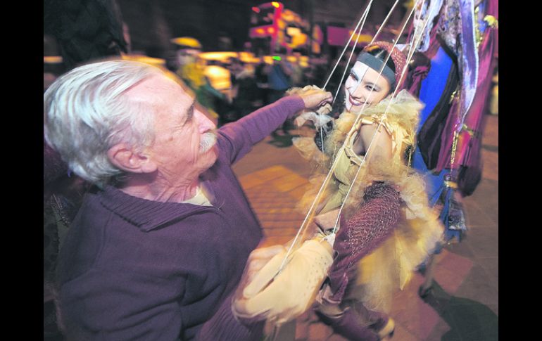 En la imagen, un personaje de Zaikocirco baila con un transeúnte el sábado pasado durante el primer Corredor Cultural Lafayette.  /