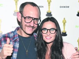 PURA DIVERSIÓN. El fotógrafo Terry Richardson y Demi Moore durante una fiesta la semana pasada en Miami.AFP  /