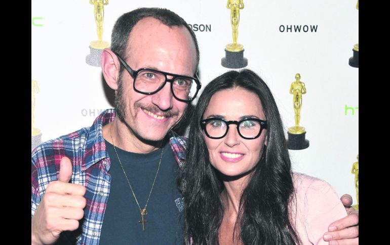 PURA DIVERSIÓN. El fotógrafo Terry Richardson y Demi Moore durante una fiesta la semana pasada en Miami.AFP  /