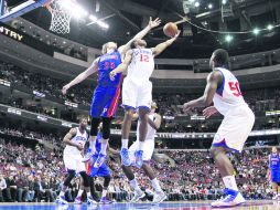 Peleado. Evan Turner disputa un rebote con Kyle Singler. AFP  /