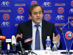 Michel Platini señala que prefiere donar 50 millones (de euros) al futbol base, más que para una tecnología. ARCHIVO  /