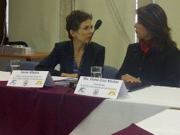 La cónsul de EU, Susan Abeyta (izq) en rueda de prensa, en compañía de la presidenta del IJM, Elena Cruz (der).  /