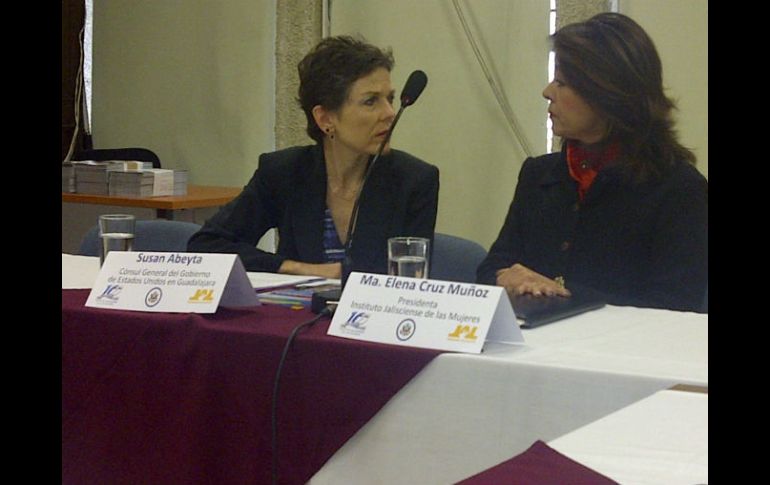 La cónsul de EU, Susan Abeyta (izq) en rueda de prensa, en compañía de la presidenta del IJM, Elena Cruz (der).  /