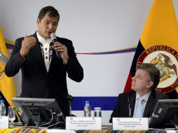 El presidente Correa, en compañía del presidente colombiano Santos, hace la declaración. AFP  /