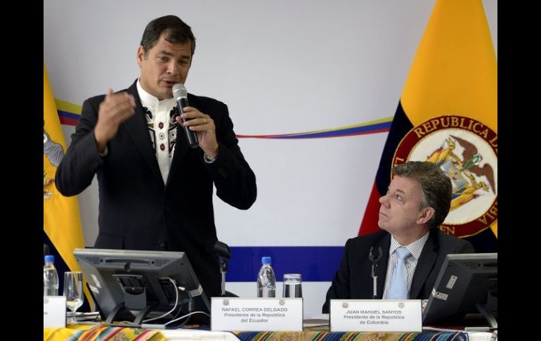 El presidente Correa, en compañía del presidente colombiano Santos, hace la declaración. AFP  /