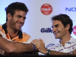 Del Potro (i) y Federer bromean durante la rueda de prensa en donde hablaron de sus próximos duelos amistosos. AFP  /