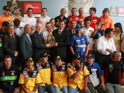 El director del Rally Dakar, Etienne Lavigne (c), posa junto al ministro de Cultura del Perú, Luis Peirano (i). EFE  /