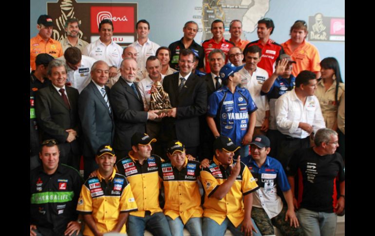 El director del Rally Dakar, Etienne Lavigne (c), posa junto al ministro de Cultura del Perú, Luis Peirano (i). EFE  /