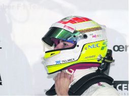 A trabajar. Sergio Pérez se coloca su casco en los pits. SAUBER F1 TEAM  /