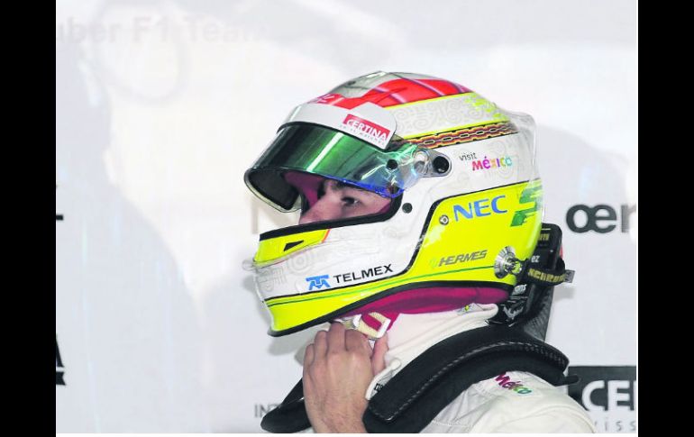 A trabajar. Sergio Pérez se coloca su casco en los pits. SAUBER F1 TEAM  /