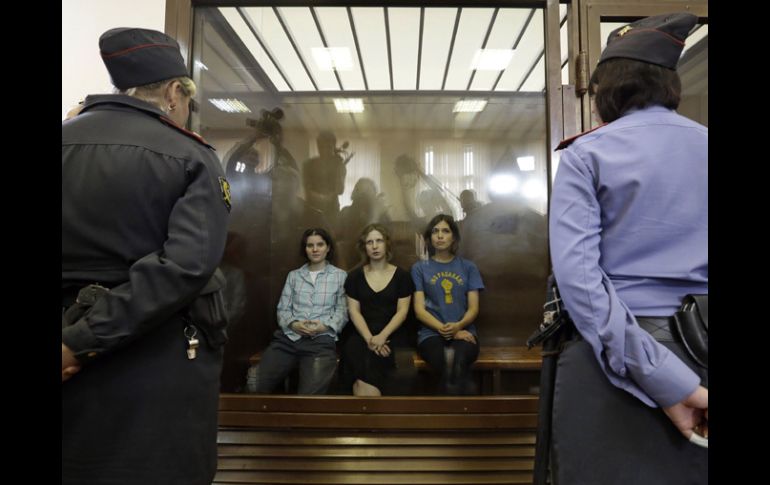 Un tribunal de Moscú declaró extremistas cuatro vídeos del grupo punk Pussy Riot. ARCHIVO  /