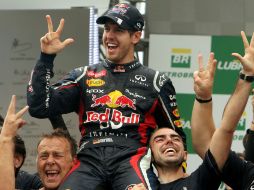 Vettel se convirtió con 25 años y 145 días en el tricampeón más jóven de la F1. AFP  /