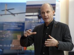 Bertrand Piccard habla durante una conferencia de prensa sobre Solar Impulse. EFE  /