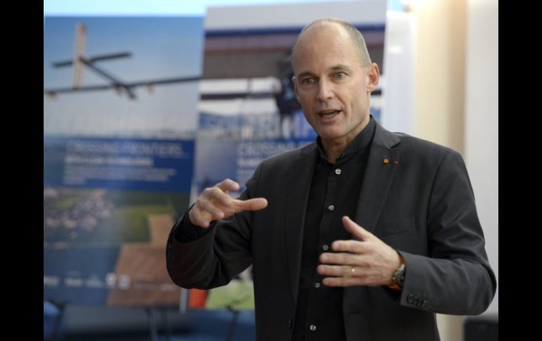 Bertrand Piccard habla durante una conferencia de prensa sobre Solar Impulse. EFE  /