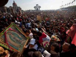 Peregrinos esperan para entrar a la Basílica de Guadalupe. AP  /