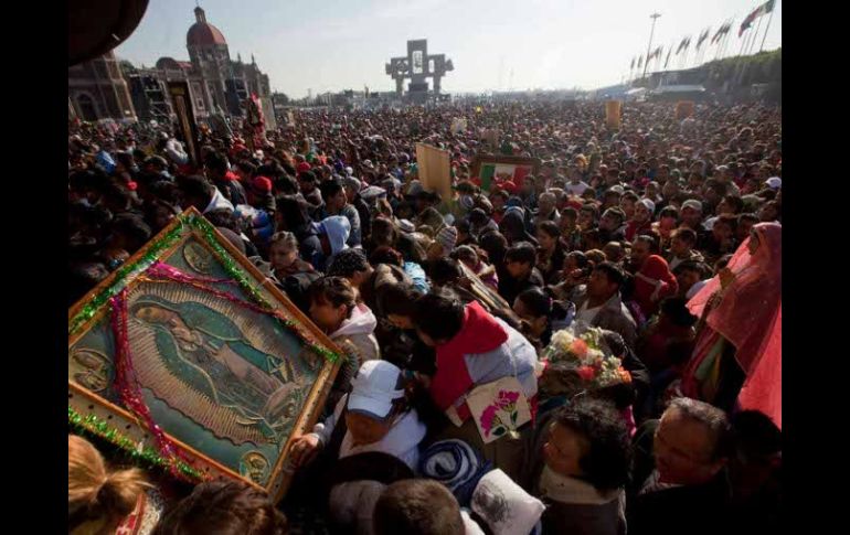 Peregrinos esperan para entrar a la Basílica de Guadalupe. AP  /