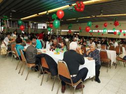 Los invitados y asociados reciben decenas de regalos.  /