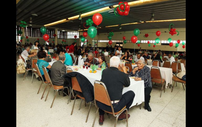 Los invitados y asociados reciben decenas de regalos.  /